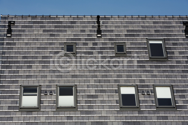 사람없음 JPG 포토 해외이미지 가로 건물 검은색 그룹 네덜란드 디자인 부동산 빛 스타일 시리즈 심플 일렬 주택 지붕 창문 천창 추상 타일 패턴 프레임 해외202004 회색
