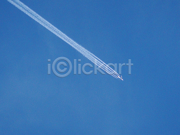 고급 사람없음 JPG 포토 해외이미지 구름(자연) 비행기 비행운 야외 제트기 주간 파란색 하늘 해외202004