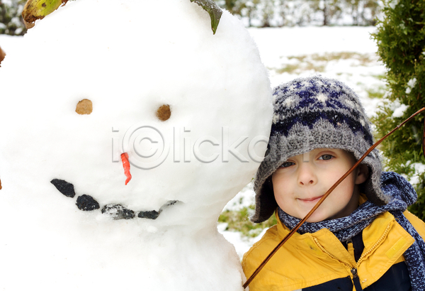 추위 행복 남자 소년 소년한명만 어린이 한명 JPG 포토 해외이미지 겨울 눈사람 목도리 미소(표정) 야외 해외202004