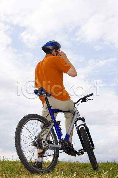 한명 JPG 포토 해외이미지 건강 구름(자연) 대화 산악자전거 순환 스포츠 승차 야외 자전거 초록색 하늘 해외202004 핸드폰 헬멧
