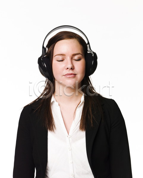 집중 여자 한명 JPG 포토 해외이미지 MP3 갈색머리 듣기 소리 음악 해외202004 헤드폰 흰배경 흰색