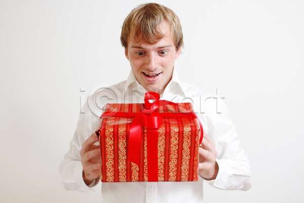 새로움 행복 행운 남자 사람 한명 JPG 포토 해외이미지 계절 놀람 리본 미소(표정) 발표 빨간색 상자 선물 세로 손 심볼 응시 잡기 제의 주기 크리스마스 큼 포장 해외202004 휴가