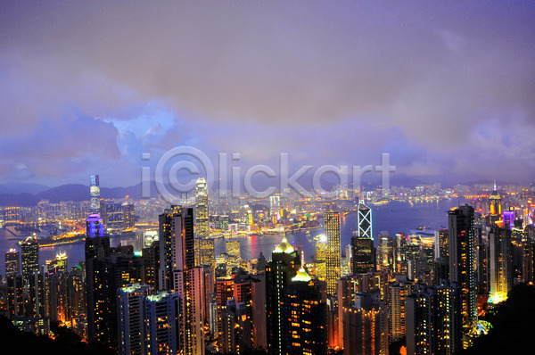 동양인 사람없음 JPG 포토 해외이미지 건축양식 고층빌딩 공원 관광지 대도시 도시 도시풍경 도심 랜드마크 명승지 물 비즈니스 스모그 스카이라인 아시아 안개 야간 어둠 장면 저녁 전등 절정 중국 지역 항구 해외202004 홍콩