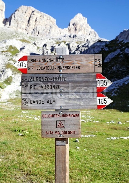 산책 사람없음 JPG 포토 해외이미지 거리 교차로 길 남쪽 루트 방법 방향 사인 산 알프스 야외 여름(계절) 여행 유럽 이탈리아 자연 정보 지시 충고 트래킹 파란색 표지판 하이킹 해외202004 화살