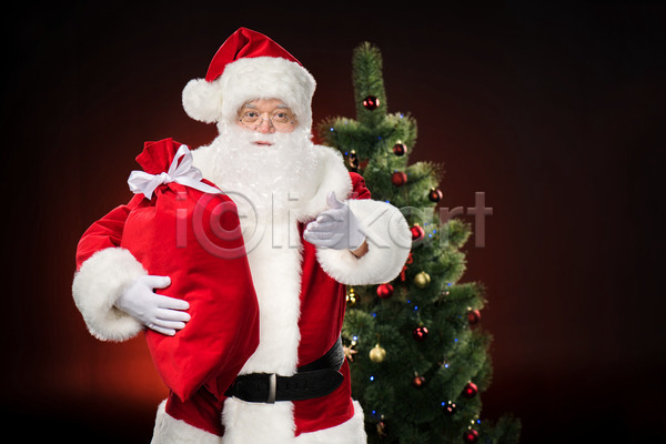 행복 한명 JPG 포토 해외이미지 가로 겨울 계절 마법 산타모자 산타클로스 새해 서기 선물 손짓 인사 자루 전통 축제 크리스마스 크리스마스이브 클라우스 해외202004 휴가