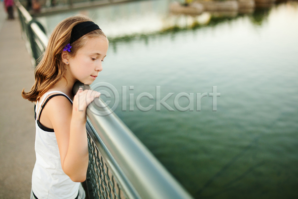 백인 어린이 여자 한명 JPG 포토 해외이미지 금속 도시 몬트리올 물 야외 울타리 콘크리트 해외202004