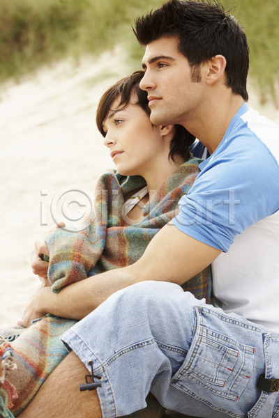 사랑 여유 함께함 10대 20대 남자 두명 백인 사람 여자 JPG 포토 해외이미지 닫기 담요 라이프스타일 모래 모래언덕 묘사 바다 세로 앉기 야외 여름(계절) 카피스페이스 커플 포옹 포장 해외202004 휴가