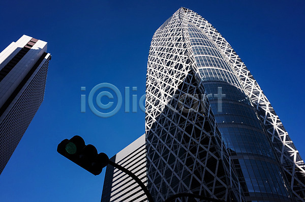 사람없음 JPG 로우앵글 포토 고층빌딩 도시 도쿄 빌딩 신주쿠 신호등 야외 일본 주간 하늘