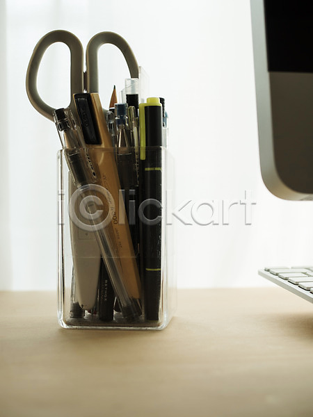 사람없음 JPG 포토 가위(도구) 모니터 볼펜 연필 연필꽂이 오브젝트 책상 커터칼 키보드 형광펜