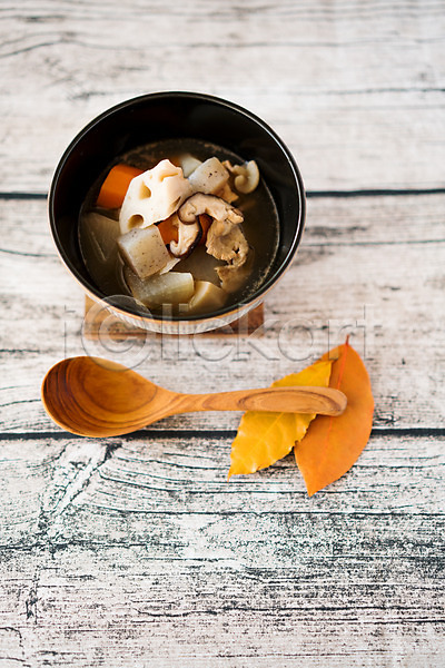 사람없음 JPG 포토 곤약 그릇 나무숟가락 나뭇잎 낙엽 당근 목재 숟가락 연근 음식 일본음식 조림 표고버섯