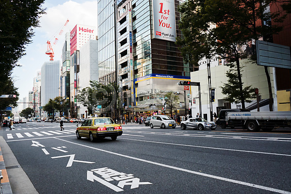 군중 사람 여러명 JPG 포토 건물 기중기 도로 도시 도쿄 빌딩 승용차 신호등 야외 일본 주간 택시 풍경(경치)