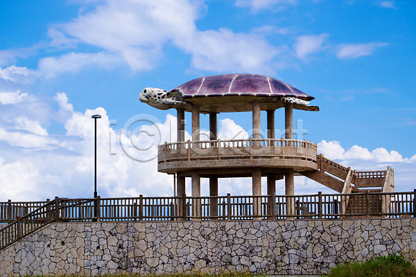 사람없음 JPG 포토 거북이 계단 구름(자연) 난간 담장 야외 이에섬 일본 정자(건축물) 조형물 주간 풍경(경치) 하늘