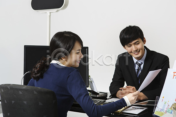 20대 남자 두명 성인 성인만 여자 한국인 JPG 뒷모습 앞모습 포토 고객 들기 미소(표정) 비즈니스맨 비즈니스우먼 상반신 설명 스튜디오촬영 실내 앉기 은행(금융) 은행업무 은행원 정장 종이