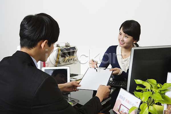 20대 남자 두명 성인 성인만 여자 한국인 JPG 뒷모습 앞모습 포토 고객 들기 미소(표정) 비즈니스맨 비즈니스우먼 상반신 서류판 설명 스튜디오촬영 실내 앉기 은행(금융) 은행업무 은행원 정장