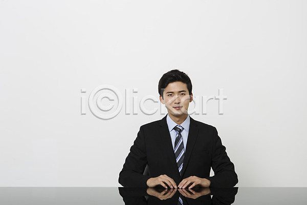20대 남자 성인 성인남자한명만 청년남자한명만 한국인 한명 JPG 앞모습 포토 뉴스 비즈니스맨 상반신 스튜디오촬영 실내 아나운서 앉기 정장 책상
