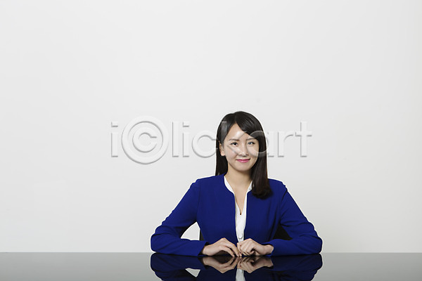 20대 성인 성인여자한명만 여자 청년여자한명만 한국인 한명 JPG 앞모습 포토 뉴스 미소(표정) 비즈니스우먼 상반신 스튜디오촬영 실내 아나운서 앉기 정장 책상