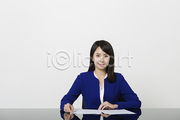 20대 성인 성인여자한명만 여자 청년여자한명만 한국인 한명 JPG 앞모습 포토 뉴스 대본 문서 비즈니스우먼 상반신 스튜디오촬영 실내 아나운서 앉기 정장 종이 책상