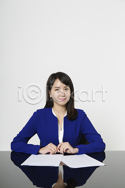20대 성인 성인여자한명만 여자 청년여자한명만 한국인 한명 JPG 앞모습 포토 뉴스 대본 문서 비즈니스우먼 상반신 스튜디오촬영 실내 아나운서 앉기 정장 종이 책상