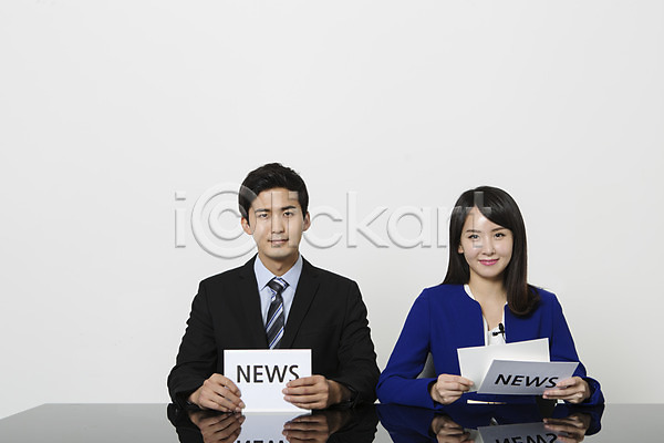 20대 남자 두명 성인 성인만 여자 한국인 JPG 앞모습 포토 뉴스 대본 미소(표정) 비즈니스맨 비즈니스우먼 상반신 스튜디오촬영 실내 아나운서 앉기 영어 정장 종이 책상