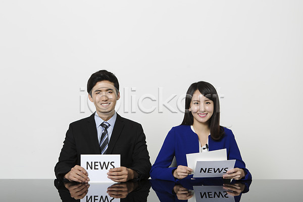 20대 남자 두명 성인 성인만 여자 한국인 JPG 앞모습 포토 뉴스 대본 미소(표정) 비즈니스맨 비즈니스우먼 상반신 스튜디오촬영 실내 아나운서 앉기 영어 정장 종이 책상