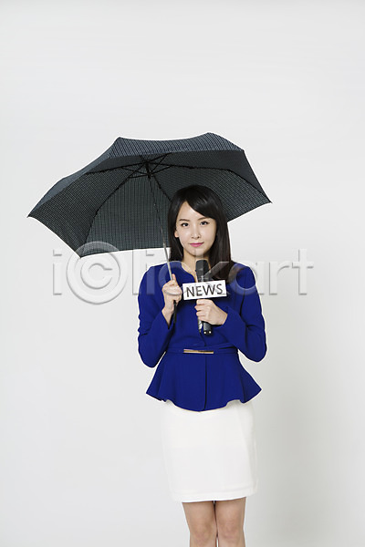 20대 성인 성인여자한명만 여자 청년여자한명만 한국인 한명 JPG 앞모습 포토 기상캐스터 뉴스 들기 리포터 마이크 비즈니스우먼 상반신 서기 스튜디오촬영 실내 영어 우산 정장 펼침