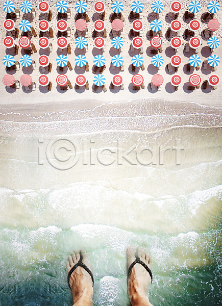 신체부위 PSD 디지털합성 편집이미지 하이앵글 다리 디지털아트 맨발 모래사장 바다 백그라운드 여름(계절) 여행 쪼리 파라솔 합성 해변