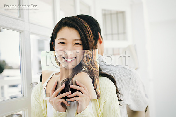 남자 두명 성인 여자 한국인 PSD 디지털합성 아웃포커스 편집이미지 들기 라이프 미소(표정) 상반신 실내 창문 책 컨셉 합성