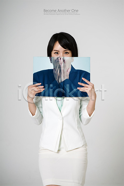 성인 성인여자한명만 여자 한명 PSD 디지털합성 편집이미지 들기 상반신 입가림 정장 책 컨셉 합성