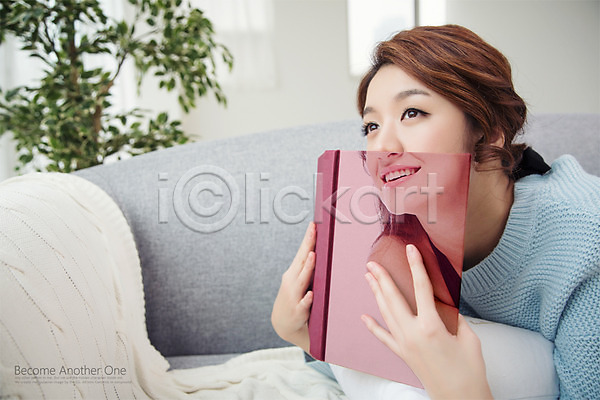 성인 성인여자한명만 여자 한국인 한명 PSD 디지털합성 편집이미지 들기 라이프 상반신 책 컨셉 합성