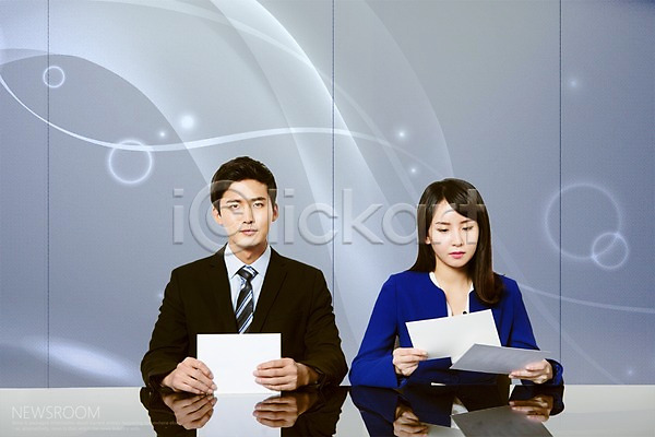 20대 남자 두명 성인 성인만 여자 한국인 PSD 디지털합성 앞모습 편집이미지 곡선 뉴스 뉴스룸 대본 들기 디지털아트 무표정 상반신 실내 아나운서 앉기 원형 정장