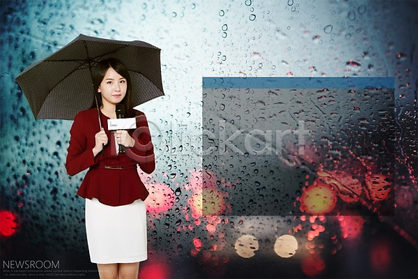 20대 성인 성인여자한명만 여자 청년여자한명만 한국인 한명 PSD 디지털합성 앞모습 편집이미지 기상캐스터 뉴스 뉴스룸 들기 디지털아트 마이크 비(날씨) 상반신 서기 실내 아나운서 우산 일기예보 정장 펼침