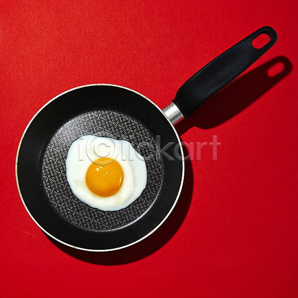 사람없음 JPG 포토 계란 계란요리 계란프라이 빨간색 음식 주방용품 팝아트 프라이팬 한개