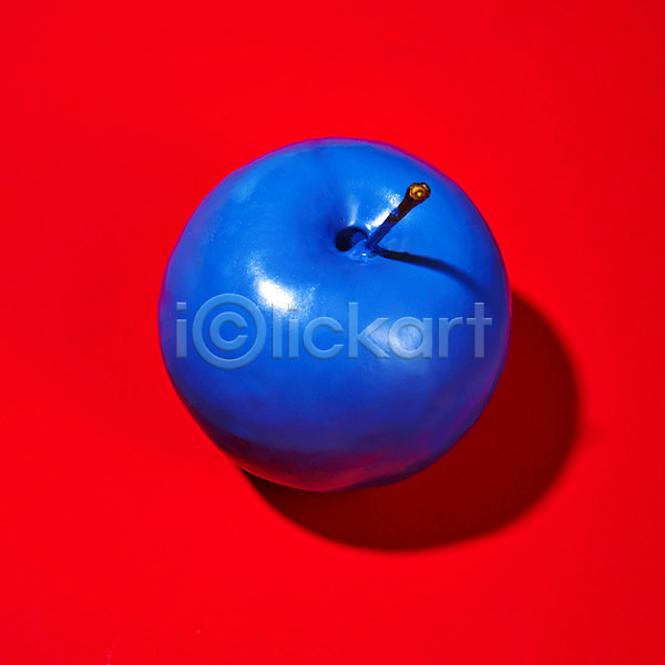 사람없음 JPG 포토 과일 빨간색 사과(과일) 실내 음식 클래식블루 트렌드컬러 파란색 팝아트 한개