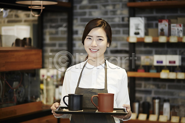 여유 30대 성인 성인여자한명만 여자 장년여자한명만 한국인 한명 JPG 앞모습 포토 들기 미소(표정) 상반신 서기 실내 카페 컵