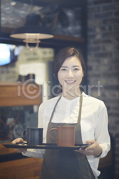여유 30대 성인 성인여자한명만 여자 장년여자한명만 한국인 한명 JPG 앞모습 포토 들기 미소(표정) 상반신 서기 실내 카페 컵