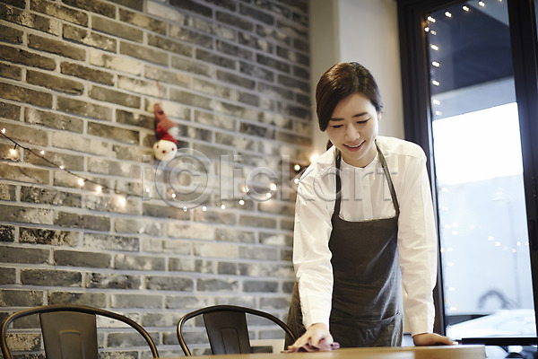 여유 30대 성인 성인여자한명만 여자 장년여자한명만 한국인 한명 JPG 앞모습 포토 미소(표정) 상반신 서기 실내 청결 카페 탁자