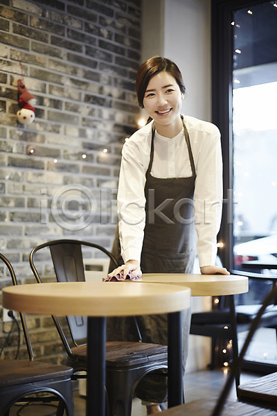 여유 30대 성인 성인여자한명만 여자 장년여자한명만 한국인 한명 JPG 앞모습 포토 미소(표정) 상반신 서기 실내 청결 카페 탁자