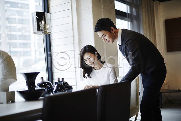 다정 30대 남자 두명 성인 성인만 여자 장년만 한국인 JPG 앞모습 포토 가구점 만지기 부부라이프 상반신 서기 신혼 신혼부부 실내 앉기 책상