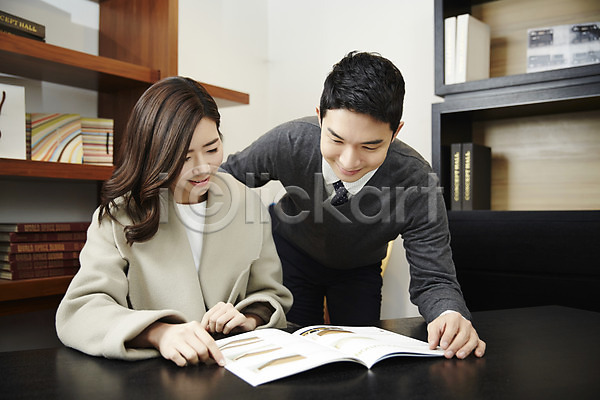 다정 30대 남자 두명 성인 성인만 여자 장년만 한국인 JPG 앞모습 포토 가구점 미소(표정) 부부라이프 상반신 서기 신혼 신혼부부 실내 앉기 책
