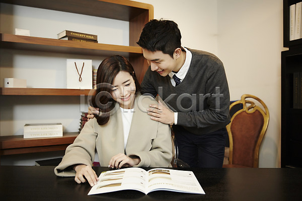 다정 30대 남자 두명 성인 성인만 여자 장년만 한국인 JPG 앞모습 포토 가구점 미소(표정) 부부라이프 상반신 서기 신혼 신혼부부 실내 앉기 책