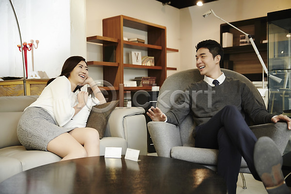 다정 휴식 30대 남자 두명 성인 성인만 여자 장년만 한국인 JPG 앞모습 포토 가구점 미소(표정) 부부라이프 상반신 소파 신혼 신혼부부 실내 앉기