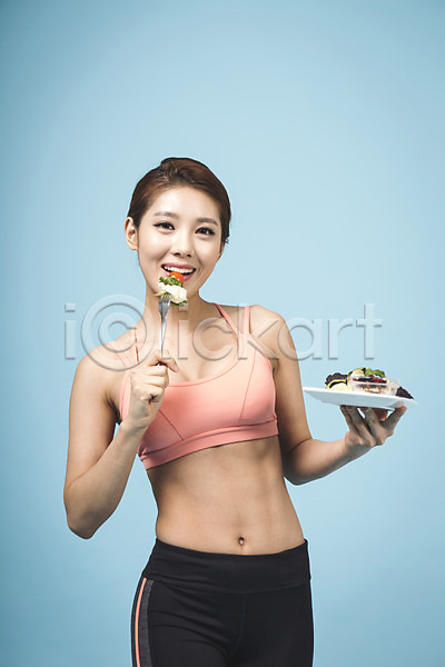 20대 성인 성인여자한명만 여자 청년여자한명만 한국인 한명 JPG 앞모습 포토 다이어트 들기 먹기 미소(표정) 상반신 샐러드 서기 스튜디오촬영 실내 운동복 접시 파란배경 포크