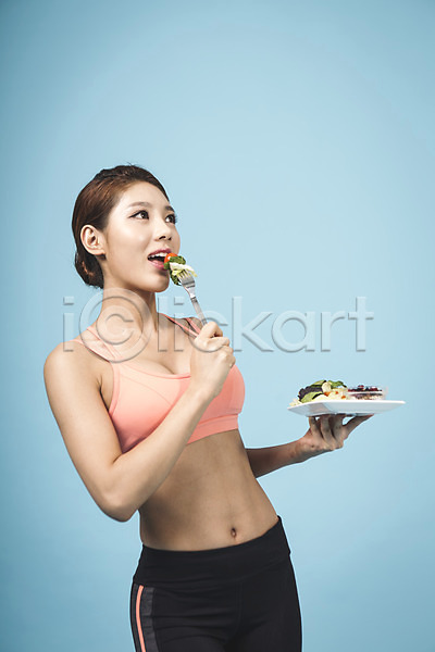 20대 성인 성인여자한명만 여자 청년여자한명만 한국인 한명 JPG 앞모습 포토 다이어트 들기 먹기 상반신 샐러드 서기 스튜디오촬영 실내 운동복 접시 파란배경 포크