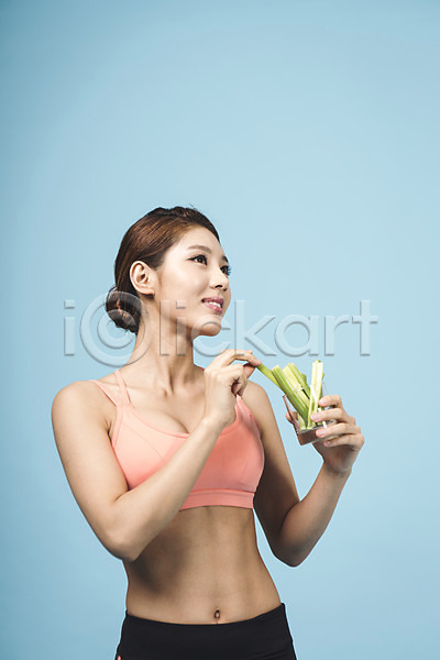 20대 성인 성인여자한명만 여자 청년여자한명만 한국인 한명 JPG 앞모습 포토 다이어트 들기 미소(표정) 상반신 스튜디오촬영 실내 오이 운동복 파란배경