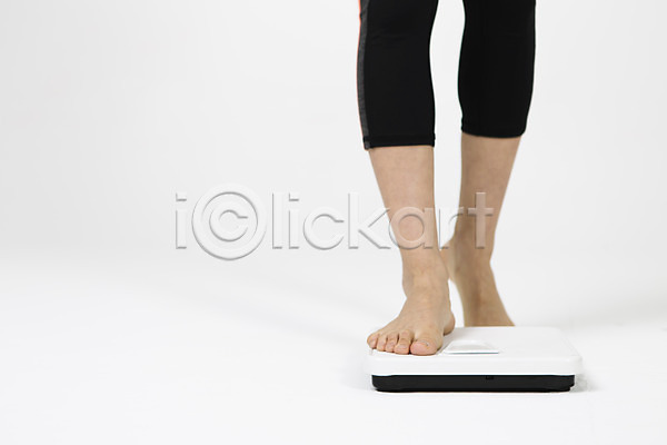 20대 성인 신체부위 여자 한국인 한명 JPG 포토 다리(신체부위) 다이어트 몸무게 무게측정 서기 스튜디오촬영 실내 운동복 체중계 흰배경