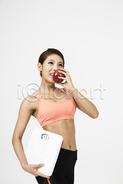 20대 성인 성인여자한명만 여자 청년여자한명만 한국인 한명 JPG 옆모습 포토 다이어트 들기 먹기 사과(과일) 상반신 서기 스튜디오촬영 실내 운동복 체중계 흰배경