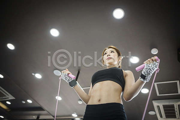 목표 열정 20대 성인 성인여자한명만 여자 청년여자한명만 한국인 한명 JPG 로우앵글 앞모습 포토 권투 상반신 실내 운동 운동복 줄넘기 체육관 헬스장갑