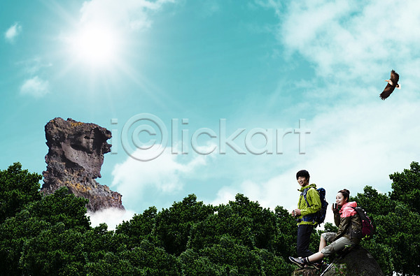 남자 두명 성인 여자 한국인 PSD 편집이미지 구름(자연) 나무 독수리 등산 배낭 야외 절벽 주간 커플 태양 편집 합성