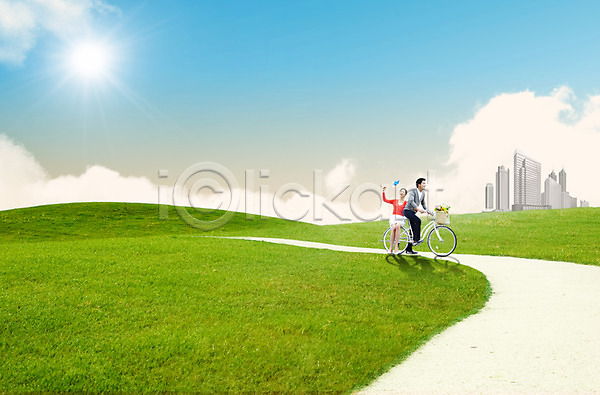 남자 두명 성인 여자 한국인 PSD 편집이미지 구름(자연) 도시 빌딩 야외 자전거 잔디 주간 커플 태양 편집 합성