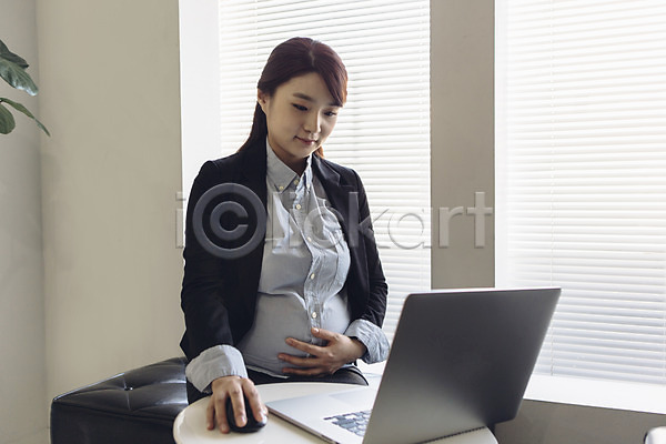 20대 성인 성인여자한명만 여자 청년여자한명만 한국인 한명 JPG 앞모습 포토 노트북 마우스 비즈니스우먼 사무실 상반신 실내 앉기 업무 임산부 임신